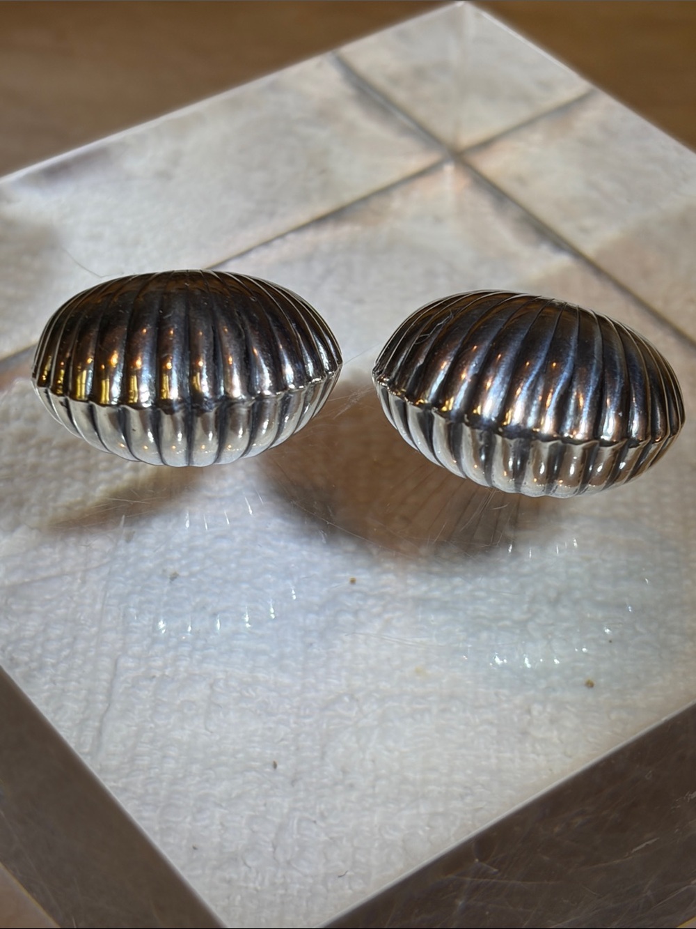 VTG 60โs Classic Sterling Silver Puffed Ribbed Shrimp Hoop Clip-On Earrings - Picture 2 of 6